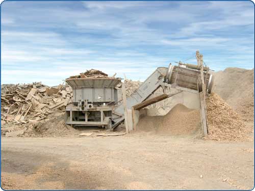The dry mulcher is used to break down scraps of dried wood and objects like pallets, crates, and similar materials. The end result of this separation process has multiple purposes. It is mixed in with the wet mulch or can be sold as is.